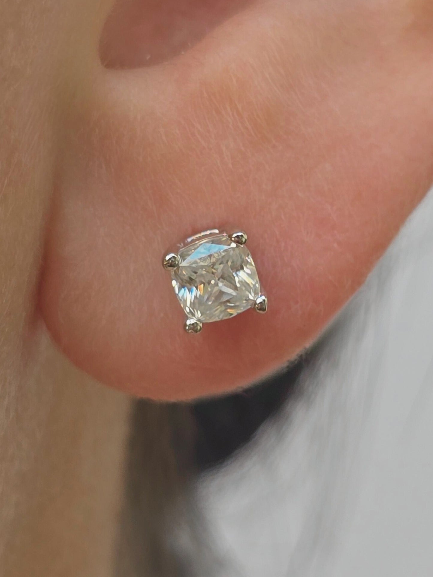 Arete Stud Moissanita Cosmic Cut
