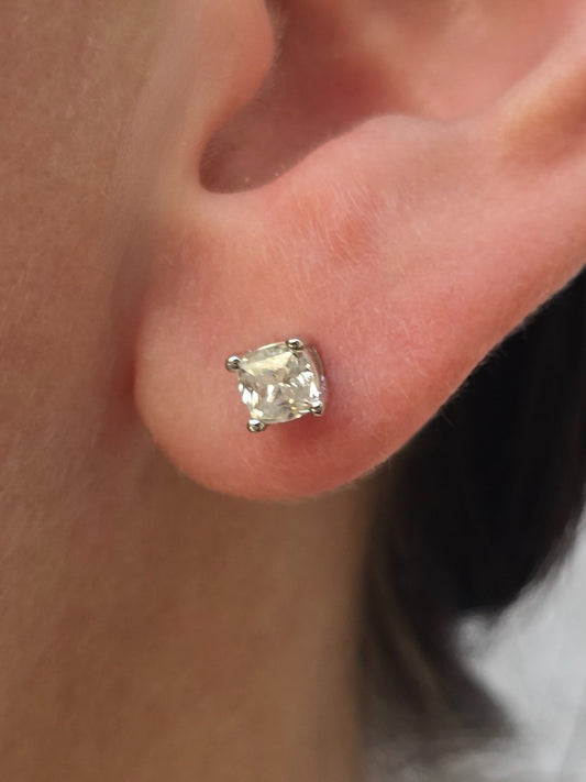 Arete Stud Moissanita Cosmic Cut